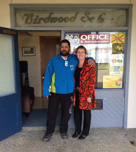 West Auckland Franchisee Faleni Apati with Regional Director Caroline Wedding, receiving his Certificate of Excellence at Birdwood School. 