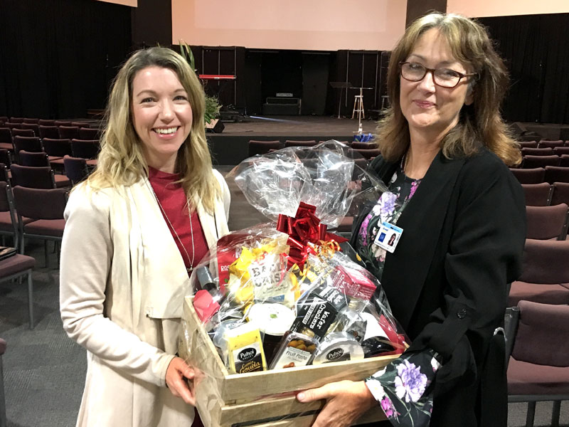 Shona Cawley (left) receives the hamper from Linda Hill. 